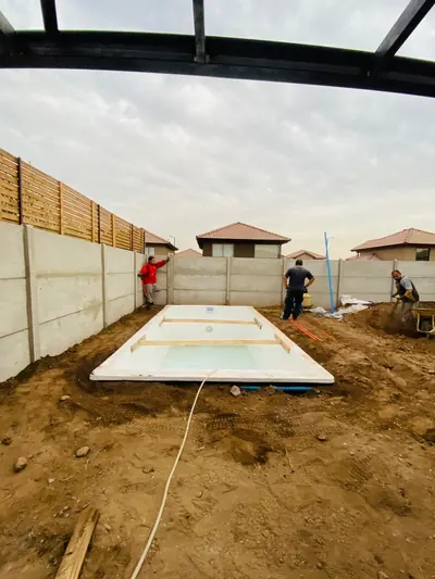 Piscina de fibra ya instalada durante el proceso de llenado