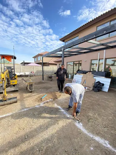 Preparación del terreno en obra para la instalación de la piscina