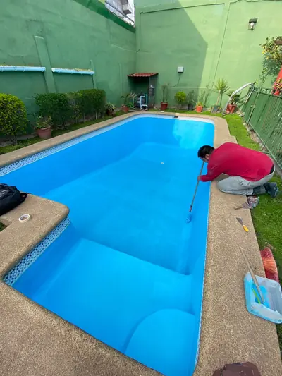 Vista general de la piscina terminada con el entorno del patio