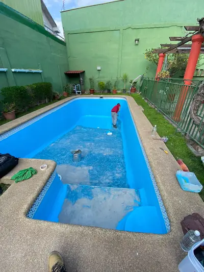 Detalle del acabado azul en la escala y el fondo de la piscina