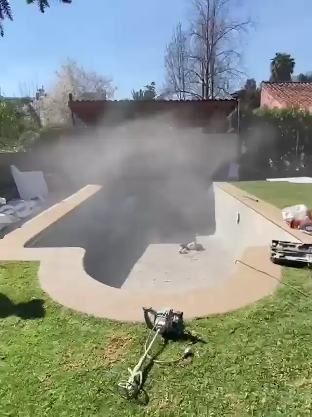 Aplicación proyectada del puente adherente sobre el hormigón de la piscina
