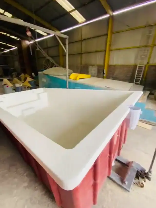 Piscina de fibra en proceso de fabricación en el taller